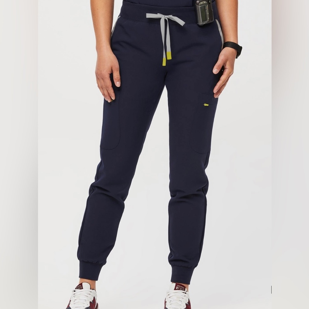FIGS Muoy Jogger Scrub Bottoms in Navy M/T